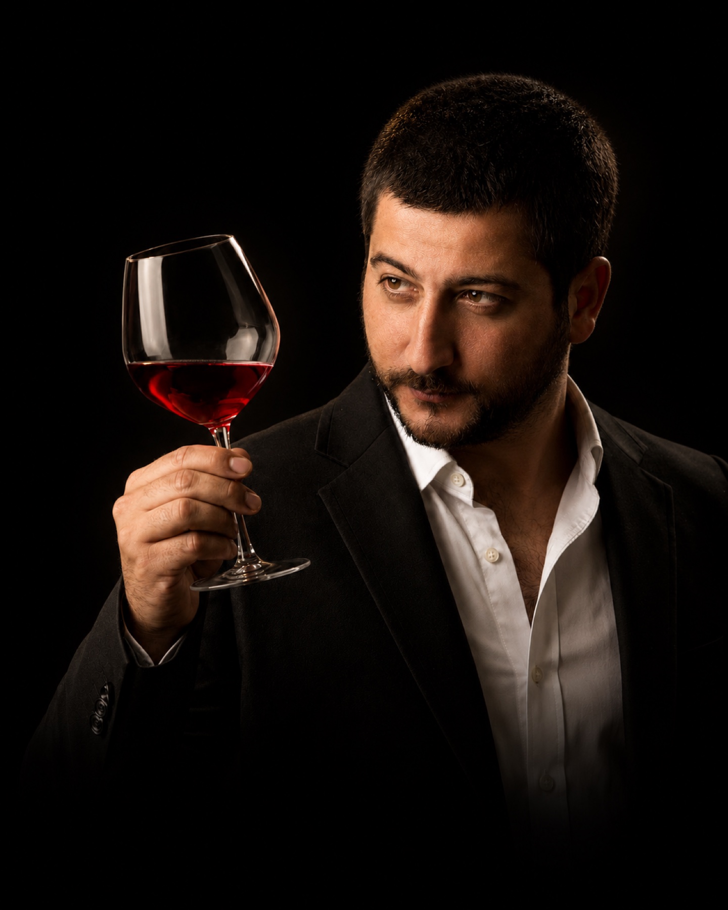 Josué Sepulcre observando una copa de Púnica Rosso